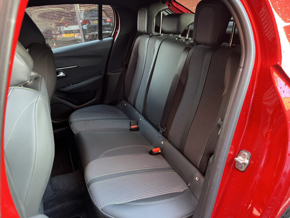 Peugeot 208 1.2 PureTech GT // FULL LED // HALF LEDER // DODEHOEK // 3D COCKPIT // CAMERA+SENSOREN // NAVI+CARPLAY // 15