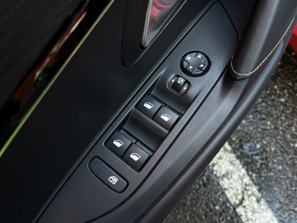 Peugeot 208 1.2 PureTech GT // FULL LED // HALF LEDER // DODEHOEK // 3D COCKPIT // CAMERA+SENSOREN // NAVI+CARPLAY // 17