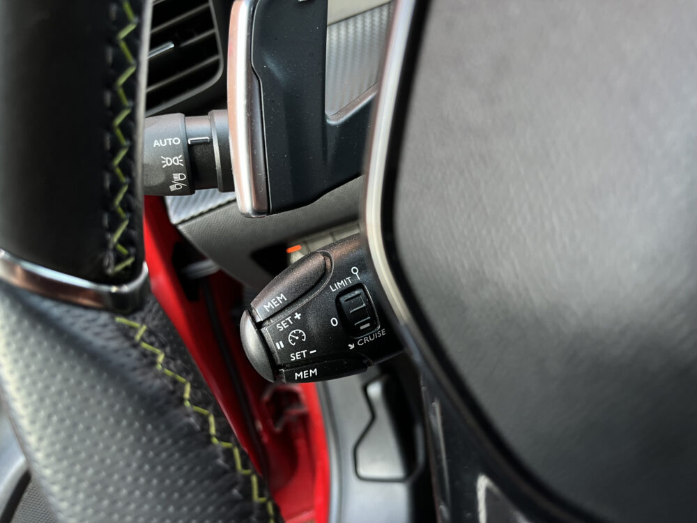 Peugeot 208 1.2 PureTech GT // FULL LED // HALF LEDER // DODEHOEK // 3D COCKPIT // CAMERA+SENSOREN // NAVI+CARPLAY // 20