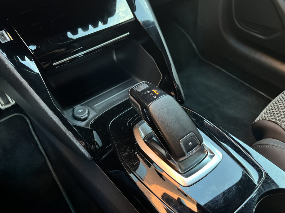 Peugeot 208 1.2 PureTech GT // FULL LED // HALF LEDER // DODEHOEK // 3D COCKPIT // CAMERA+SENSOREN // NAVI+CARPLAY // 22