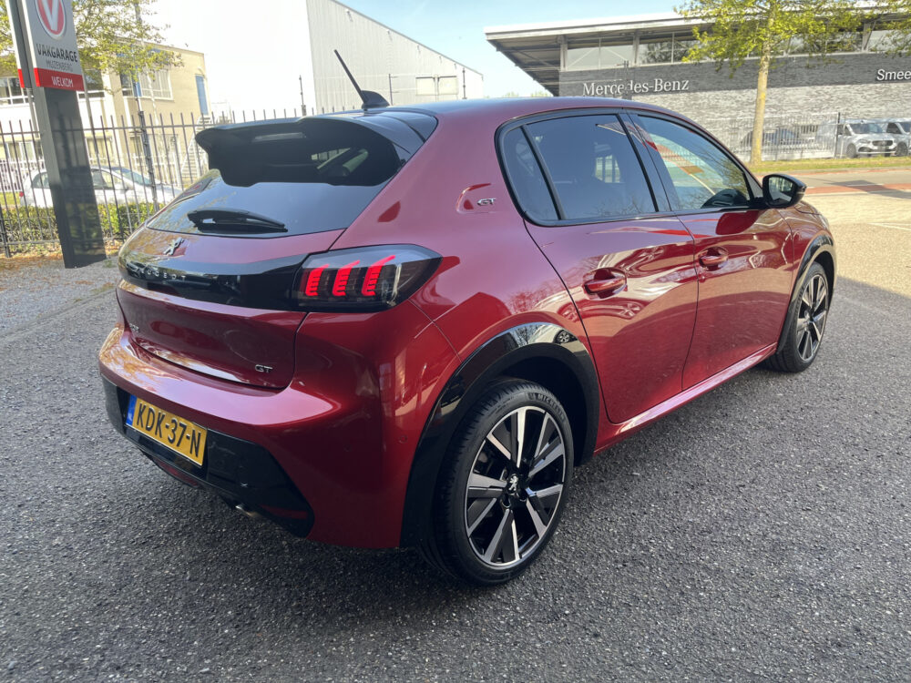 Peugeot 208 1.2 PureTech GT // FULL LED // HALF LEDER // DODEHOEK // 3D COCKPIT // CAMERA+SENSOREN // NAVI+CARPLAY // 5