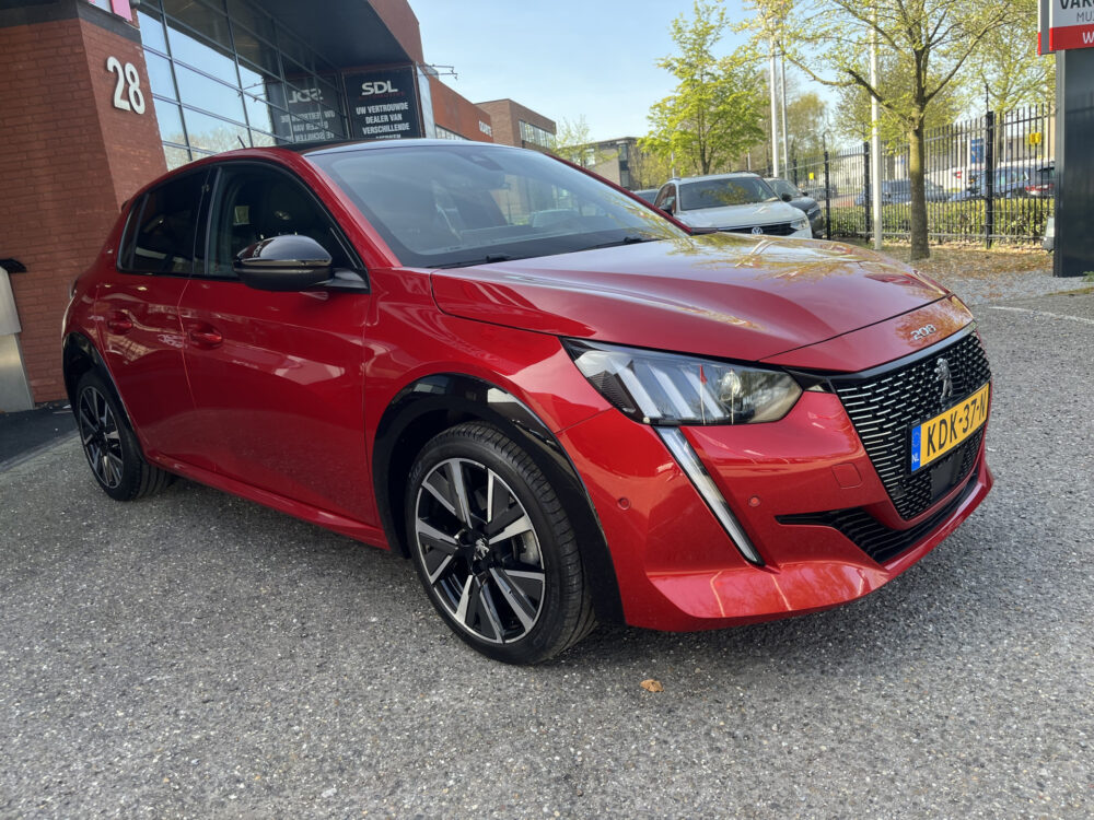 Peugeot 208 1.2 PureTech GT // FULL LED // HALF LEDER // DODEHOEK // 3D COCKPIT // CAMERA+SENSOREN // NAVI+CARPLAY // 7