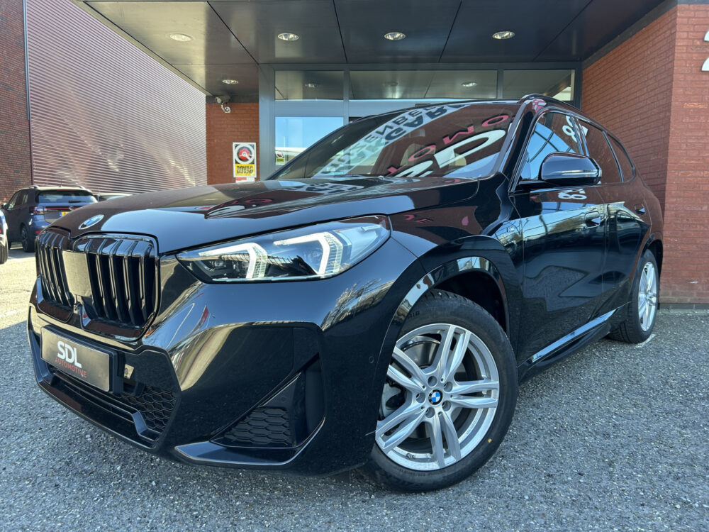 BMW X1 xDrive23i 4Cilinder High Executive M Sport Shadow Line // FULL LED // PANO/SCHUIFKANTELDAK // LEDER // HUD // 360 CAMERA // M Sp 1