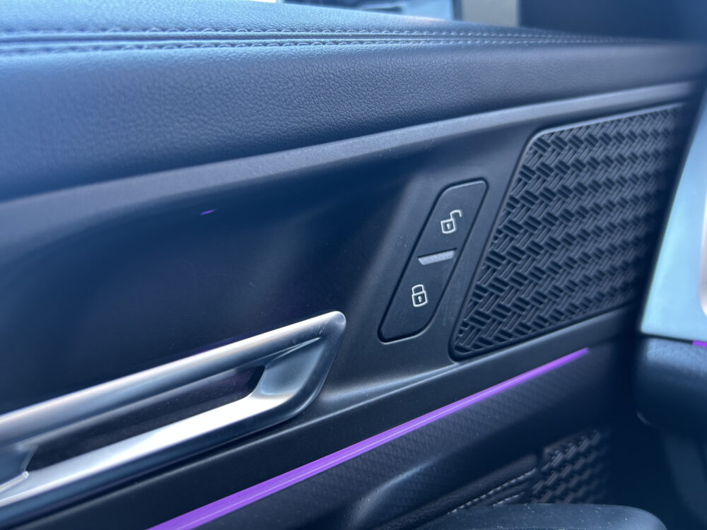 BMW X1 xDrive23i 4Cilinder High Executive M Sport Shadow Line // FULL LED // PANO/SCHUIFKANTELDAK // LEDER // HUD // 360 CAMERA // M Sp 23