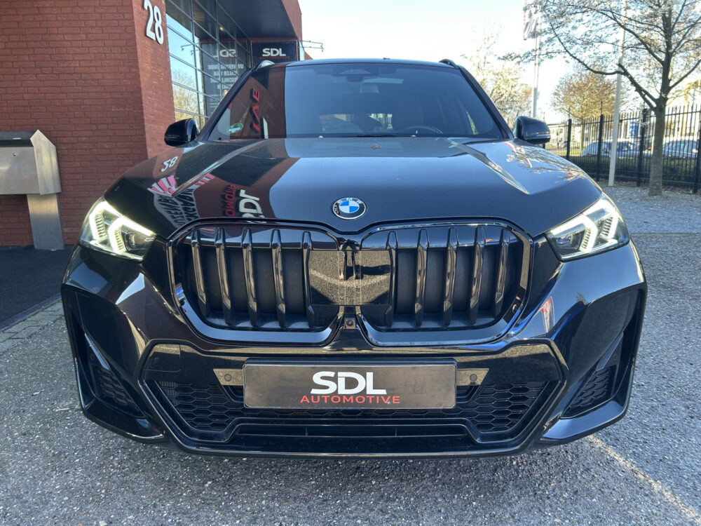 BMW X1 xDrive23i 4Cilinder High Executive M Sport Shadow Line // FULL LED // PANO/SCHUIFKANTELDAK // LEDER // HUD // 360 CAMERA // M Sp 4