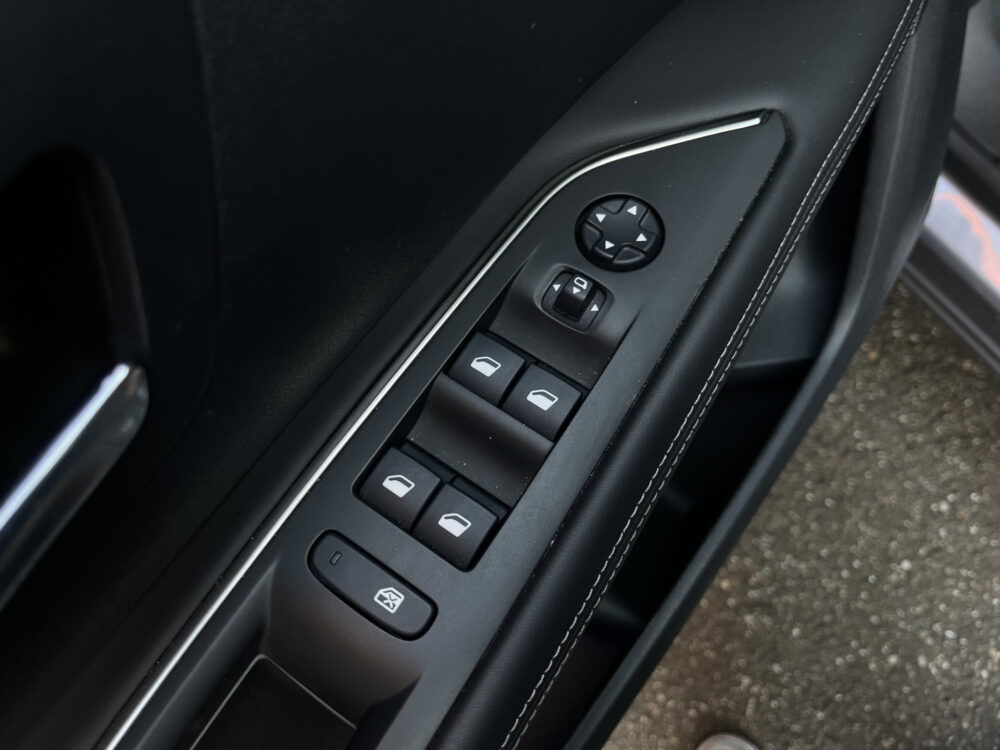 Peugeot 3008 1.2 PureTech Allure // ELEK. ACHTERKLEP // CAMERA+SENSOREN // CRUISE // CLIMA // HALF LEDER // VIRTUAL COCKPIT // 17