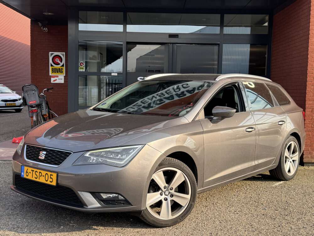 SEAT Leon ST 1.2 TSI Style First Edition // NAVI // PDC V + A // TREKHAAK // CRUISE // BOEKJES ERBIJ NETJES ONDERHOUDEN // 1