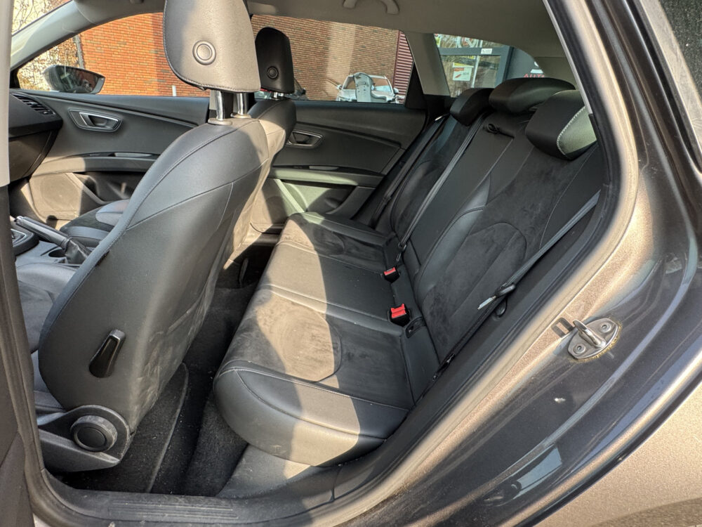 SEAT Leon ST 1.2 TSI Style First Edition // NAVI // PDC V + A // TREKHAAK // CRUISE // BOEKJES ERBIJ NETJES ONDERHOUDEN // 10