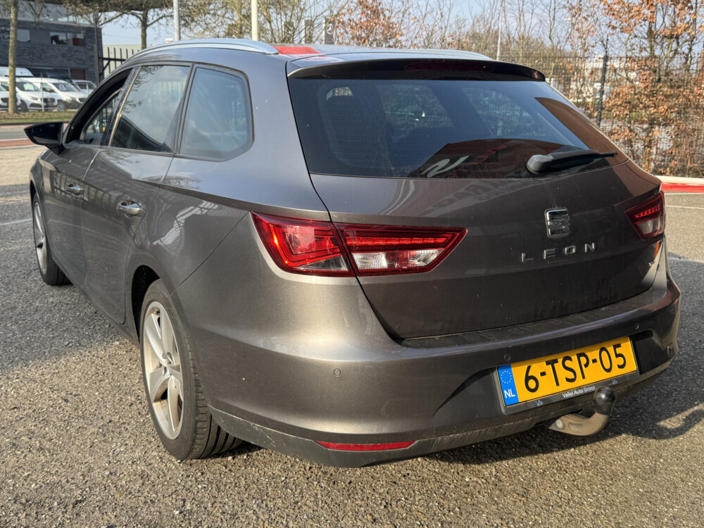 SEAT Leon ST 1.2 TSI Style First Edition // NAVI // PDC V + A // TREKHAAK // CRUISE // BOEKJES ERBIJ NETJES ONDERHOUDEN // 3