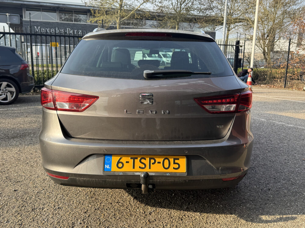SEAT Leon ST 1.2 TSI Style First Edition // NAVI // PDC V + A // TREKHAAK // CRUISE // BOEKJES ERBIJ NETJES ONDERHOUDEN // 7