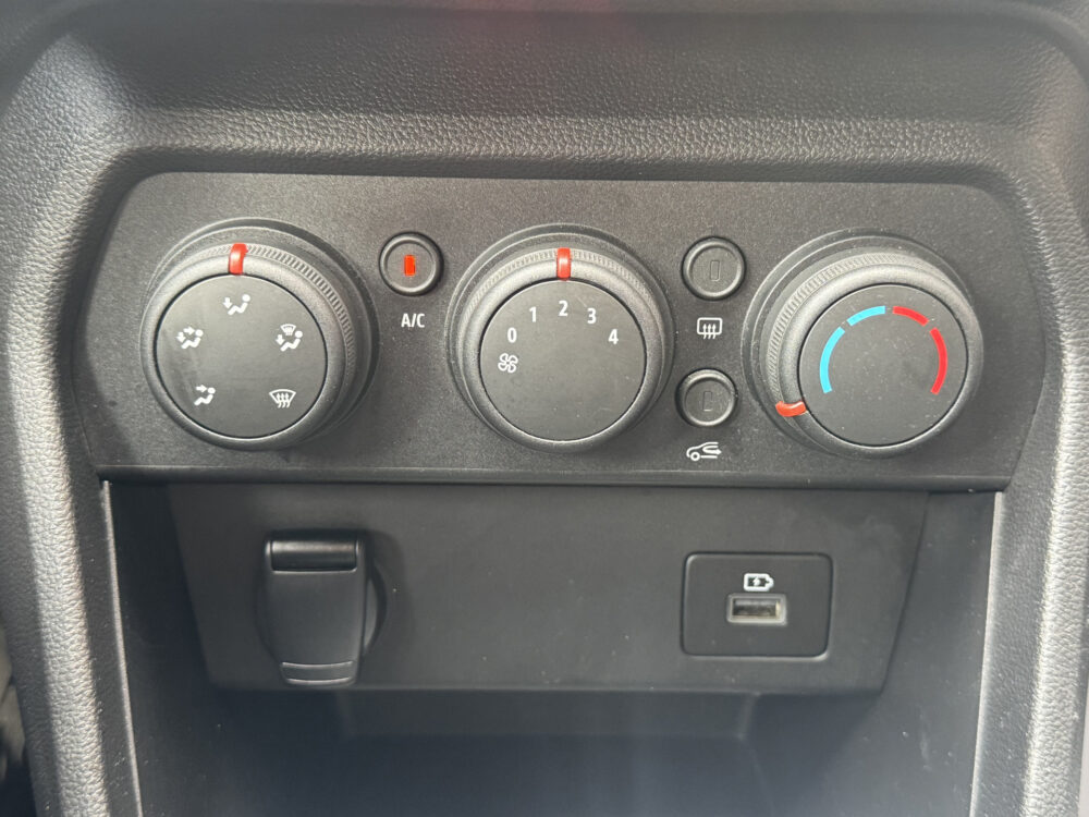 Dacia Jogger 1.0 TCe 110 Extreme 5p. // TREKHAAK // NAVI // CAMERA // PDC // DODENHOEK SENSOR // CRUISE // APPLE CARPLAY - ANDROID AUTO // 19