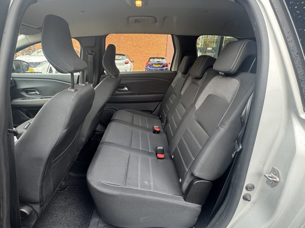 Dacia Jogger 1.0 TCe 110 Extreme 5p. // TREKHAAK // NAVI // CAMERA // PDC // DODENHOEK SENSOR // CRUISE // APPLE CARPLAY - ANDROID AUTO // 9