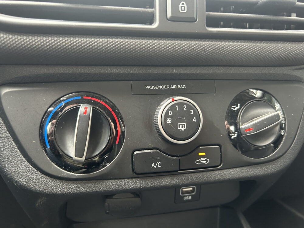 Hyundai i10 1.0 Comfort 5-zits // NAVI + CARPLAY // CAMERA // CRUISE // LMV // DAB 19