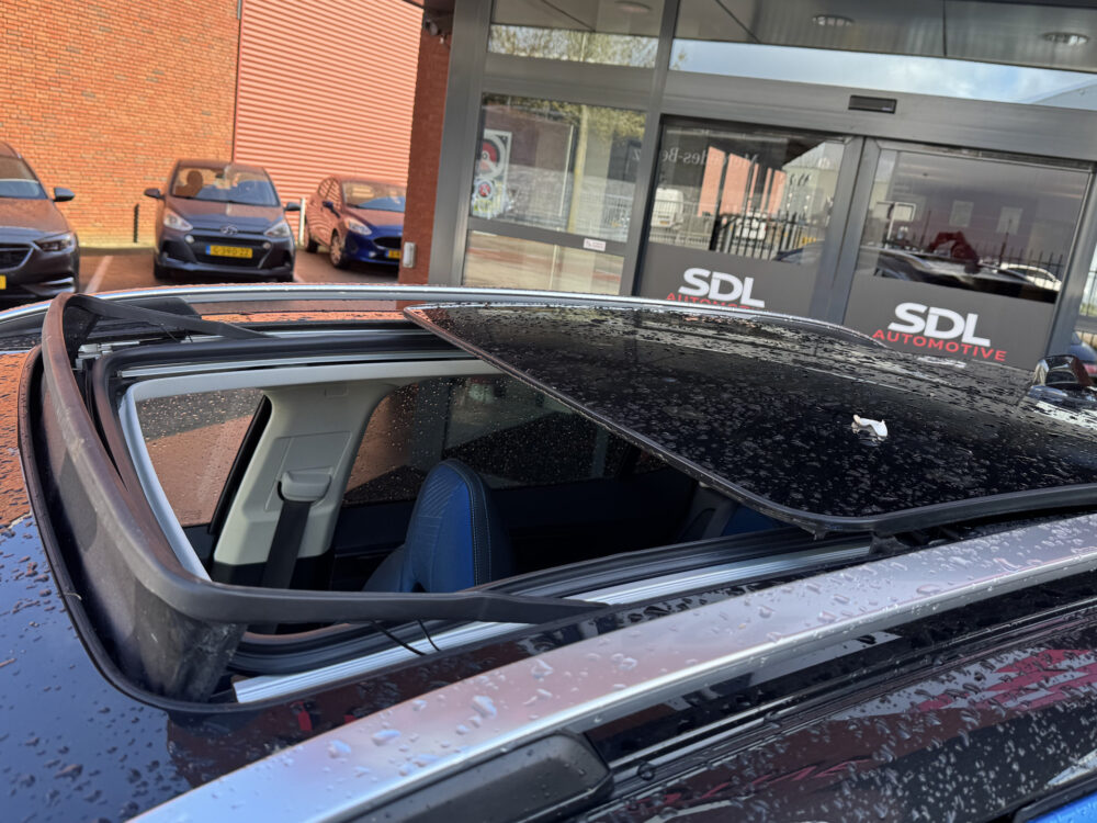 Lynk & Co 01 1.5 // PANO DAK // INFINITY SOUND // 360 CAMERA // ELEK. ACHTERKLEP // ADAPTIVE CRUISE // STOELVERWARMING // 13