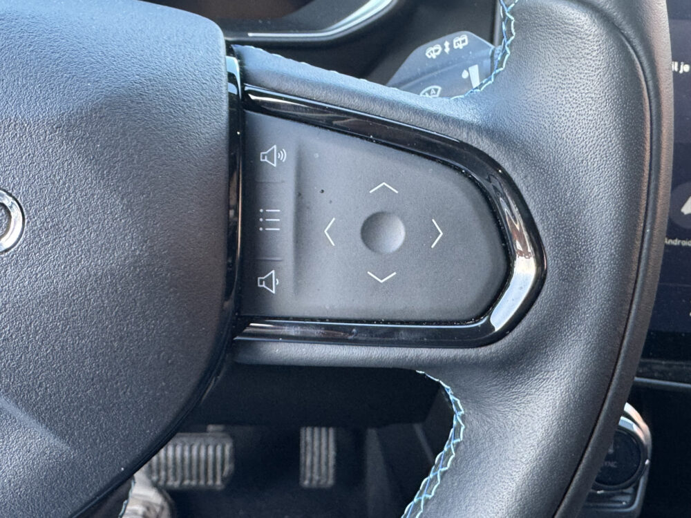 Lynk & Co 01 1.5 // PANO DAK // INFINITY SOUND // 360 CAMERA // ELEK. ACHTERKLEP // ADAPTIVE CRUISE // STOELVERWARMING // 18