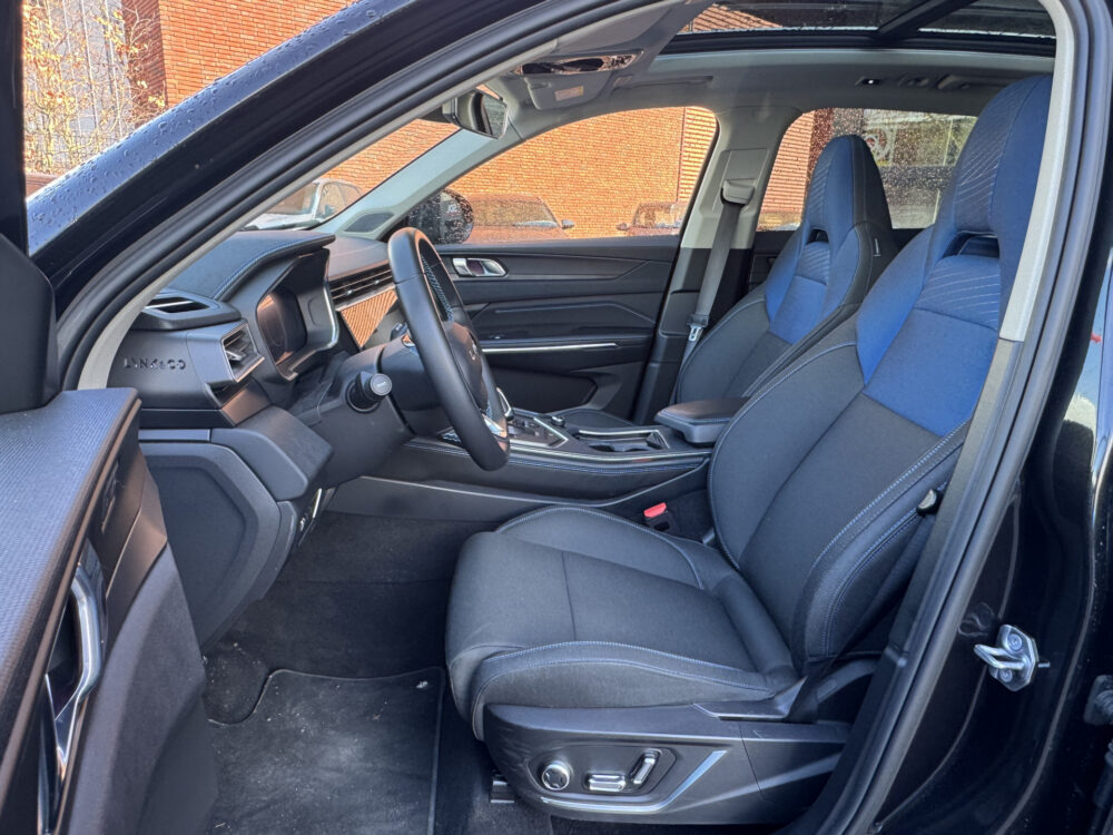 Lynk & Co 01 1.5 // PANO DAK // INFINITY SOUND // 360 CAMERA // ELEK. ACHTERKLEP // ADAPTIVE CRUISE // STOELVERWARMING // 9