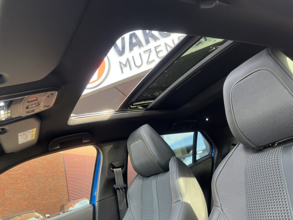 Peugeot 2008 1.2 PureTech GT-Line 131PK!! // SCHUIF-KANTELDAK // DODEHOEK // LED // CAMERA+SENSOREN // HALF LEDER // 3D COCKPIT // 15