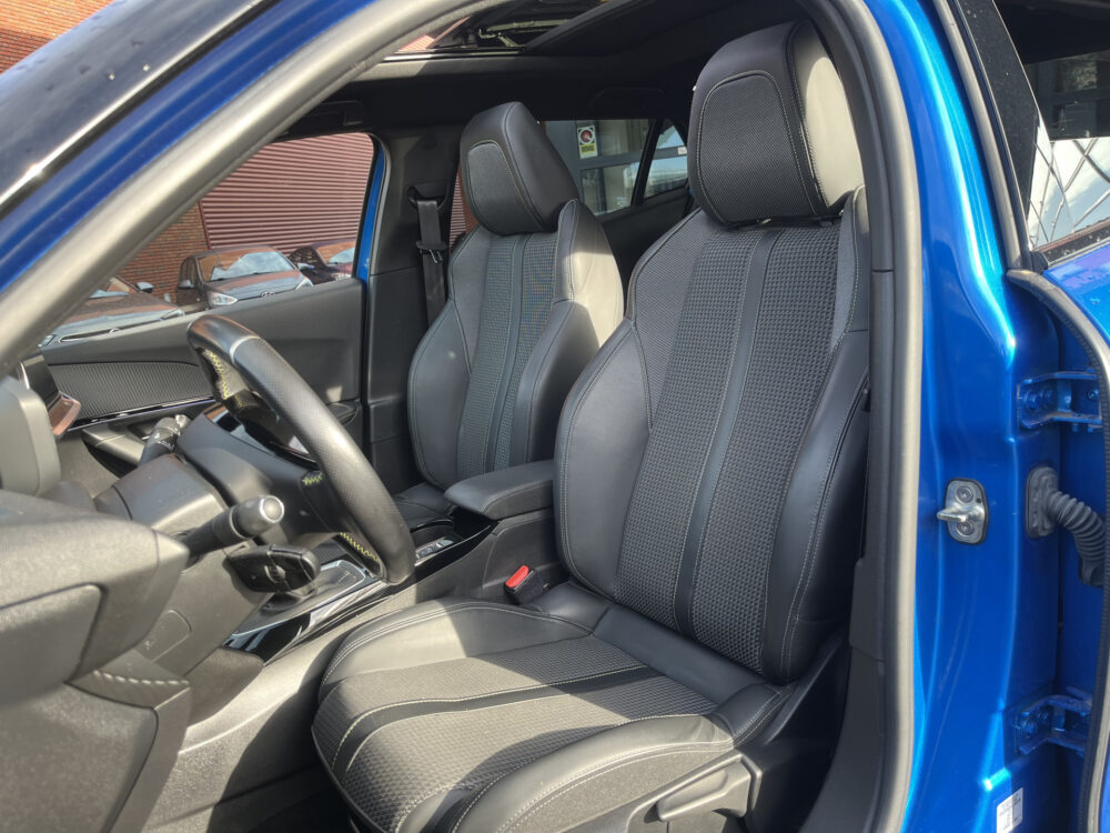 Peugeot 2008 1.2 PureTech GT-Line 131PK!! // SCHUIF-KANTELDAK // DODEHOEK // LED // CAMERA+SENSOREN // HALF LEDER // 3D COCKPIT // 16