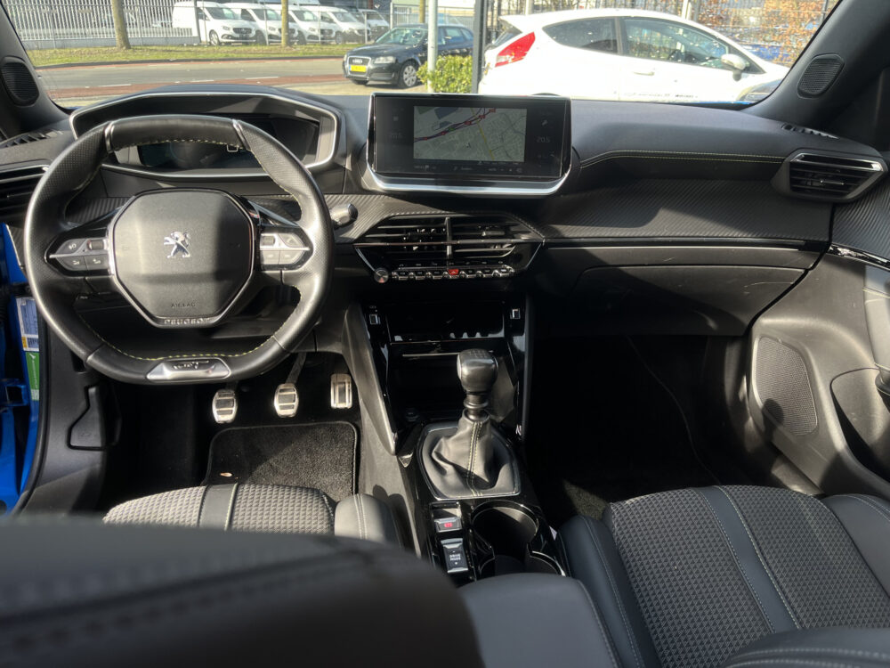 Peugeot 2008 1.2 PureTech GT-Line 131PK!! // SCHUIF-KANTELDAK // DODEHOEK // LED // CAMERA+SENSOREN // HALF LEDER // 3D COCKPIT // 18