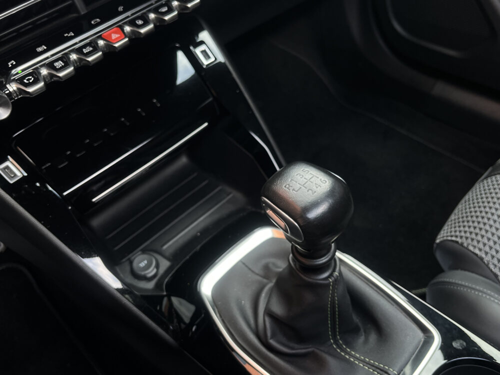 Peugeot 2008 1.2 PureTech GT-Line 131PK!! // SCHUIF-KANTELDAK // DODEHOEK // LED // CAMERA+SENSOREN // HALF LEDER // 3D COCKPIT // 25