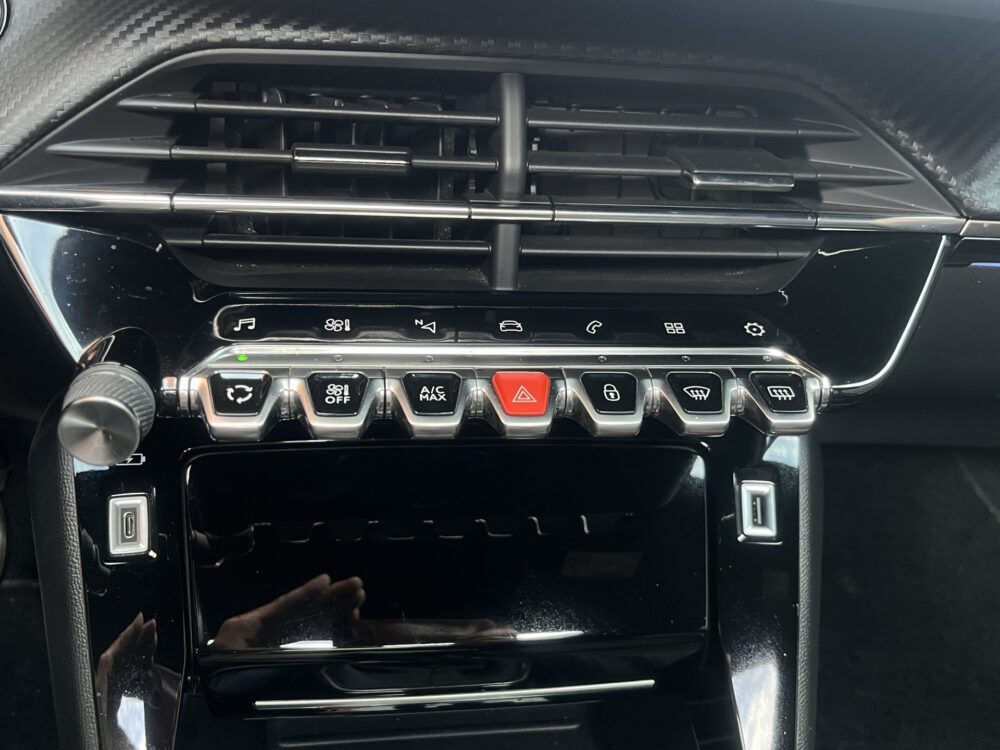 Peugeot 2008 1.2 PureTech GT-Line 131PK!! // SCHUIF-KANTELDAK // DODEHOEK // LED // CAMERA+SENSOREN // HALF LEDER // 3D COCKPIT // 26