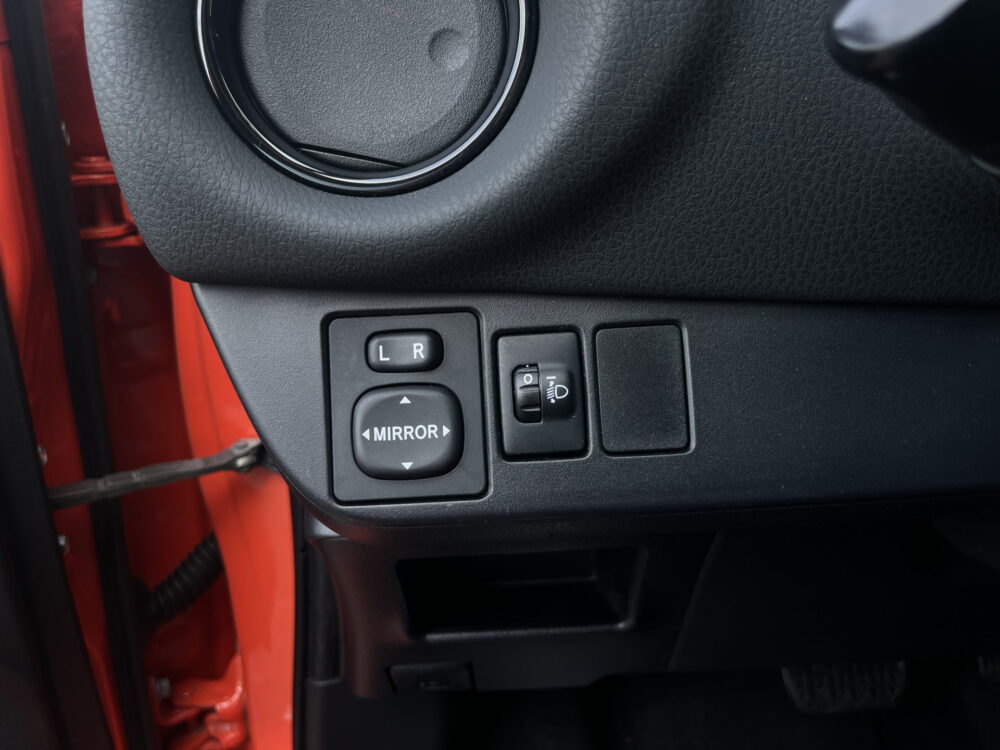 Toyota Yaris 1.5 Hybrid Orange Sport // LED // NAVI // CLIMA // CRUISE // BLUETOOTH // 18