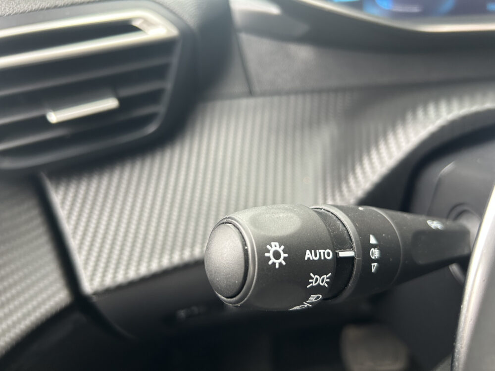 Peugeot 208 1.2 PureTech Allure Pack // LED // APPLE CARPLAY / ANDROID AUTO // CAMERA // PDC 11