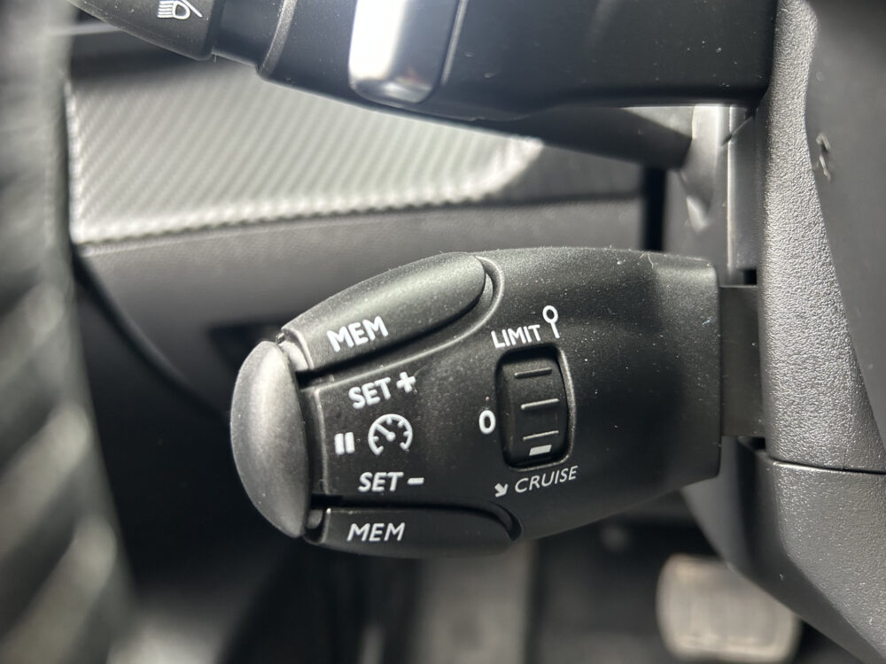 Peugeot 208 1.2 PureTech Allure Pack // LED // APPLE CARPLAY / ANDROID AUTO // CAMERA // PDC 12