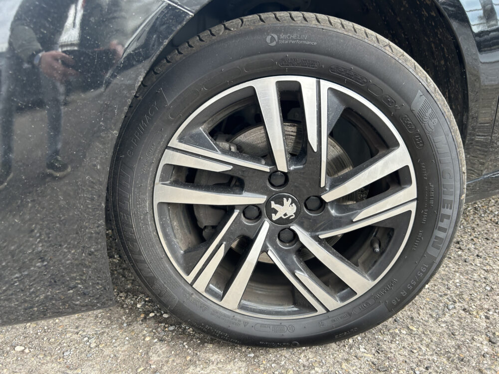 Peugeot 208 1.2 PureTech Allure Pack // LED // APPLE CARPLAY / ANDROID AUTO // CAMERA // PDC 24