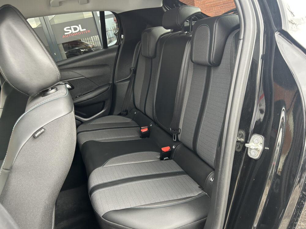 Peugeot 208 1.2 PureTech Allure Pack // LED // APPLE CARPLAY / ANDROID AUTO // CAMERA // PDC 25