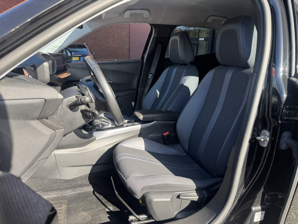 Peugeot 2008 1.2 PureTech Allure // D. RIEM VERVANGEN!! // NAVI // CLIMA // CRUISE // CAMERA // APPLE CARPLAY - ANDROID AUTO // 7