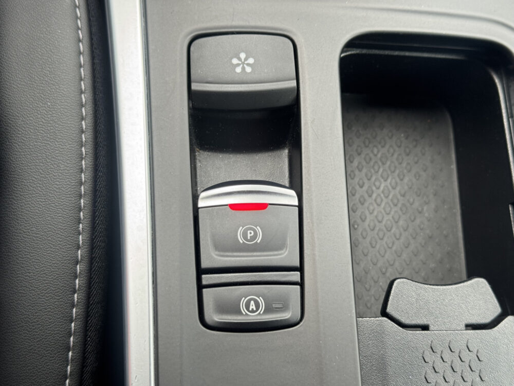 Renault Mégane 1.3 TCe Business Zen // NAVI // CAMERA // HEAD UP DISPLAY // CLIMA // CRUISE // DAB RADIO // 22