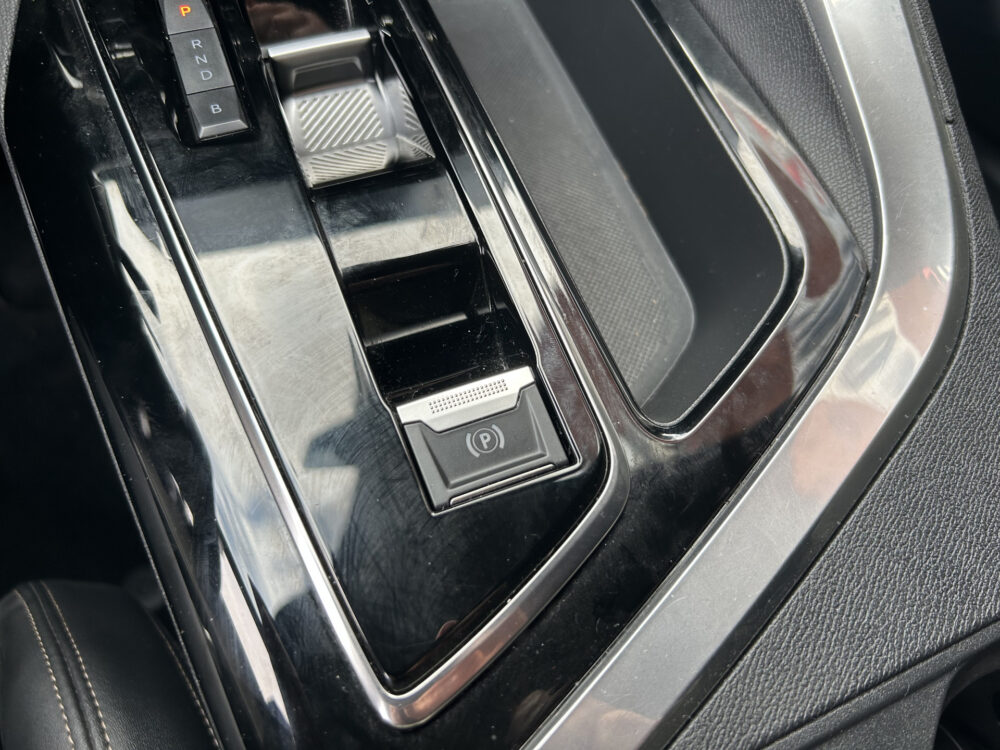 Peugeot 3008 1.6 HYbrid 225 GT BLACK PACK FACELIFT // MEMORY + MASSAGE SEAT // ADAPTIVE CRUISE // FULL LED // FOCAL AUDIO // NAVI + CARPLAY / 19