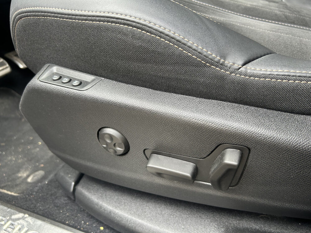 Peugeot 3008 1.6 HYbrid 225 GT BLACK PACK FACELIFT // MEMORY + MASSAGE SEAT // ADAPTIVE CRUISE // FULL LED // FOCAL AUDIO // NAVI + CARPLAY / 21