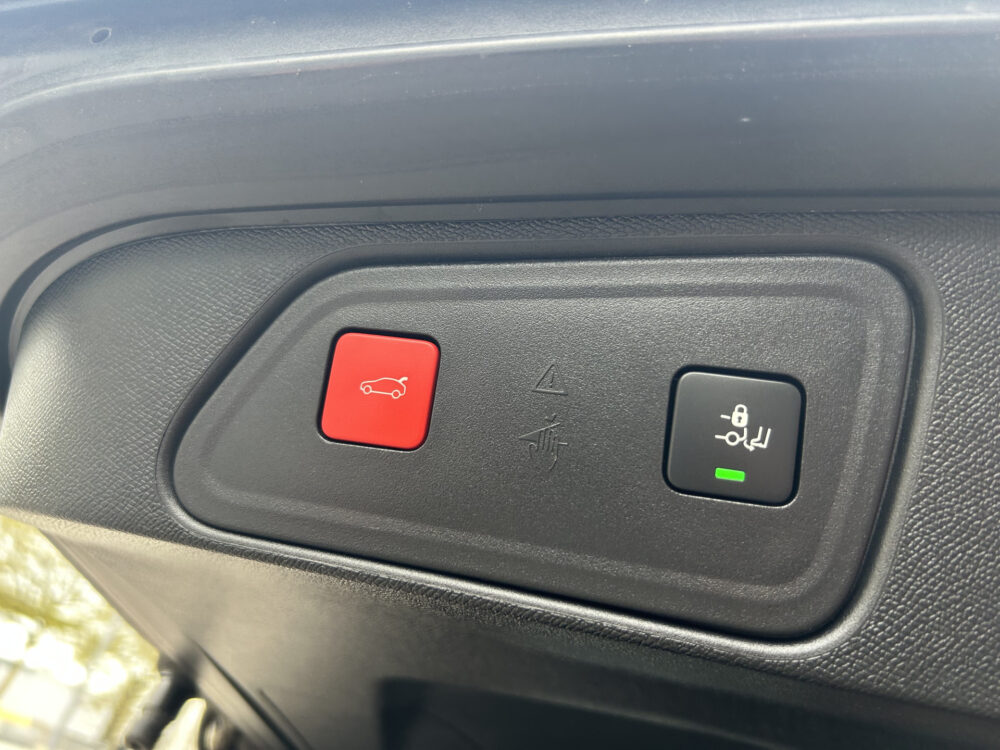 Peugeot 3008 1.6 HYbrid 225 GT BLACK PACK FACELIFT // MEMORY + MASSAGE SEAT // ADAPTIVE CRUISE // FULL LED // FOCAL AUDIO // NAVI + CARPLAY / 33