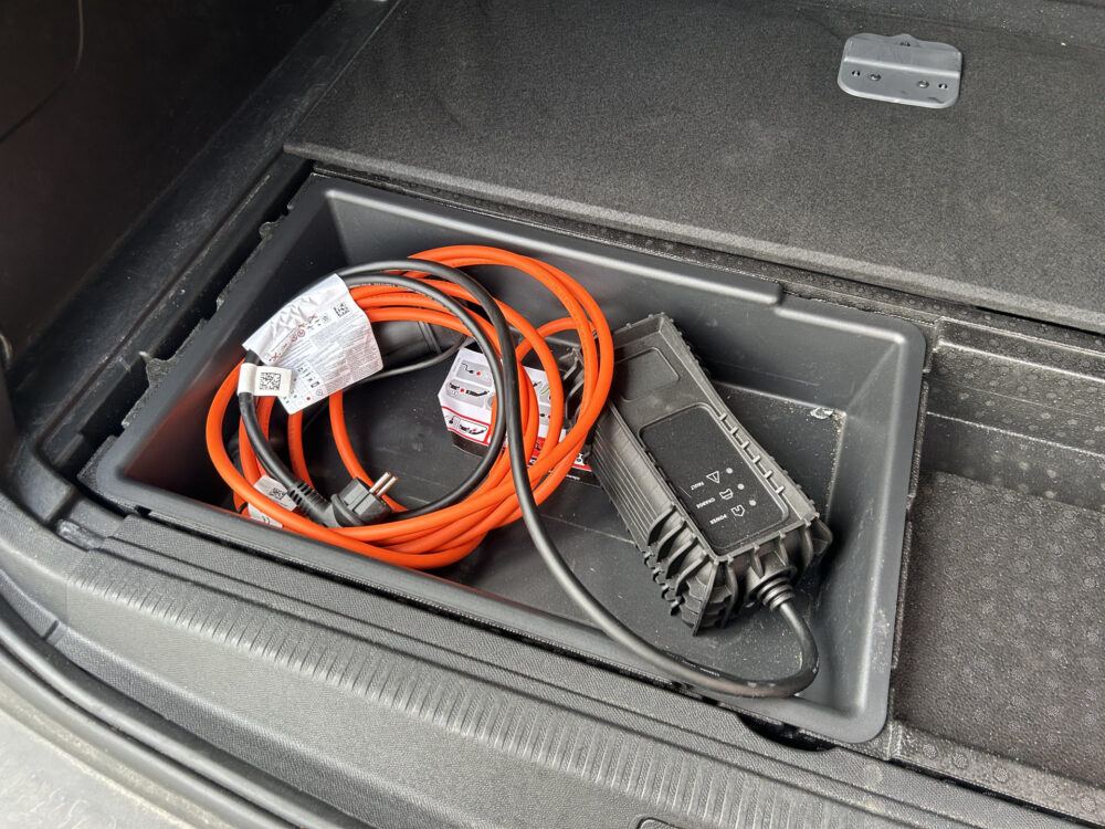 Peugeot 3008 1.6 HYbrid 225 GT BLACK PACK // PANO/SCHUIFKANTELDAK // ADAPTIVE CRUISE // FULL LED // FOCAL AUDIO // NAVI + CARPLAY // CAMERA 31