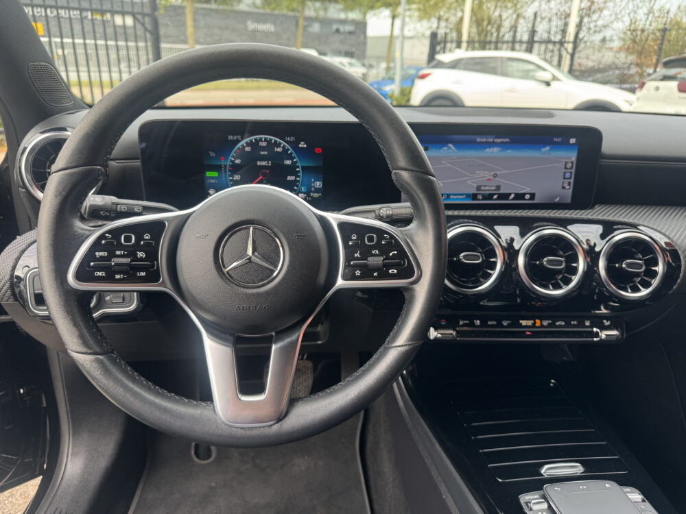 Mercedes-Benz A-Klasse 250 e Business Line // DEALER ONDERHOUDEN!! // WIDESCREEN NAVI // CAMERA // CLIMA // CRUISE // STOELVERWARMING // 10