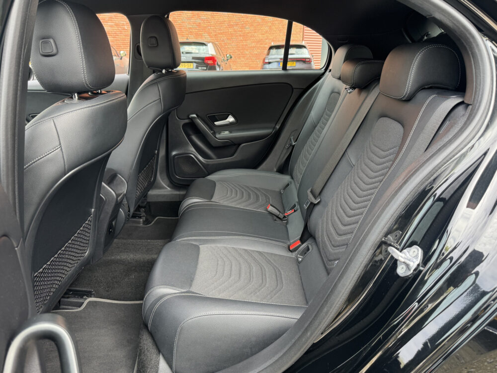 Mercedes-Benz A-Klasse 250 e Business Line // DEALER ONDERHOUDEN!! // WIDESCREEN NAVI // CAMERA // CLIMA // CRUISE // STOELVERWARMING // 15