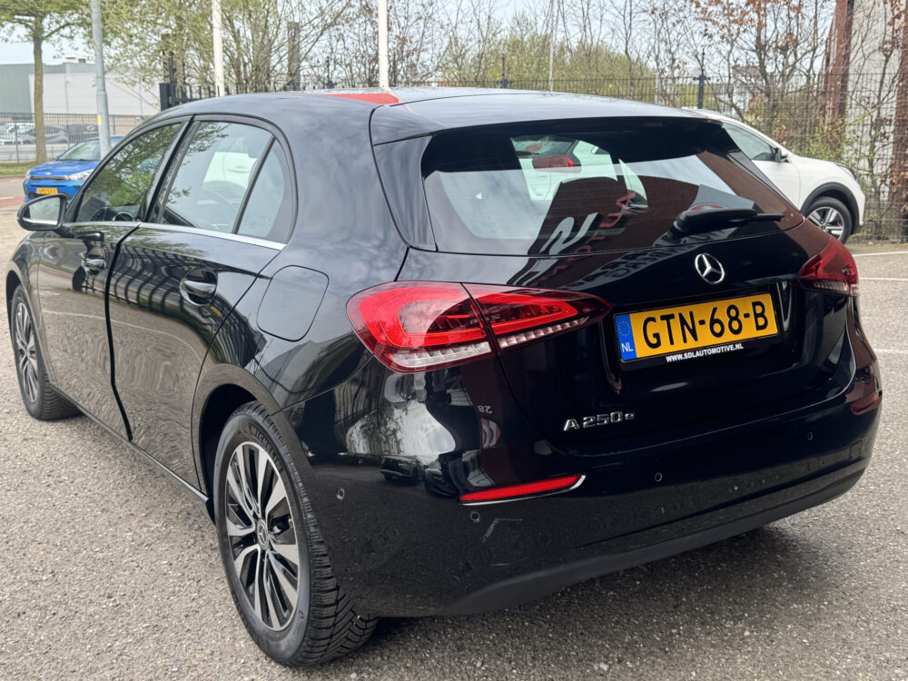 Mercedes-Benz A-Klasse 250 e Business Line // DEALER ONDERHOUDEN!! // WIDESCREEN NAVI // CAMERA // CLIMA // CRUISE // STOELVERWARMING // 4