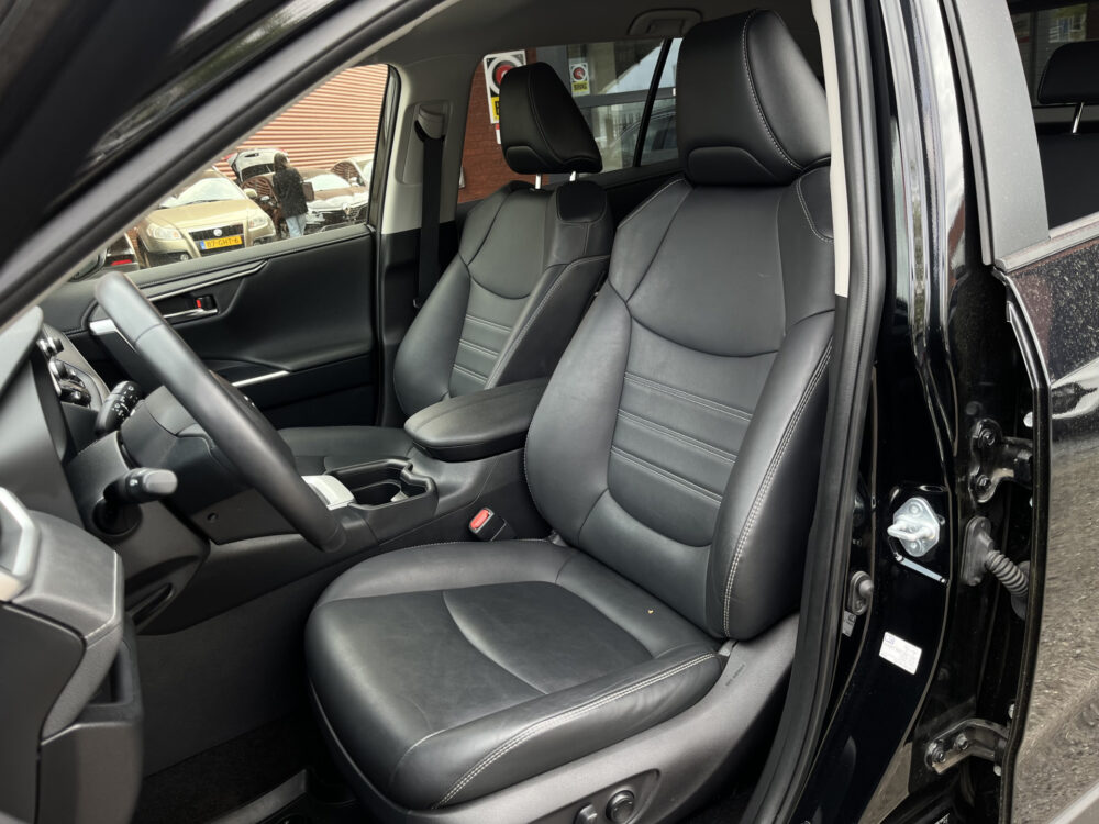 Toyota RAV4 2.5 Hybrid Business Plus // TREKHAAK // ADAPT. CRUISE // ELEK. ACHTERKLEP + STOEL // LEDER // STUUR+STOELVERWARMING // CAMERA // 17