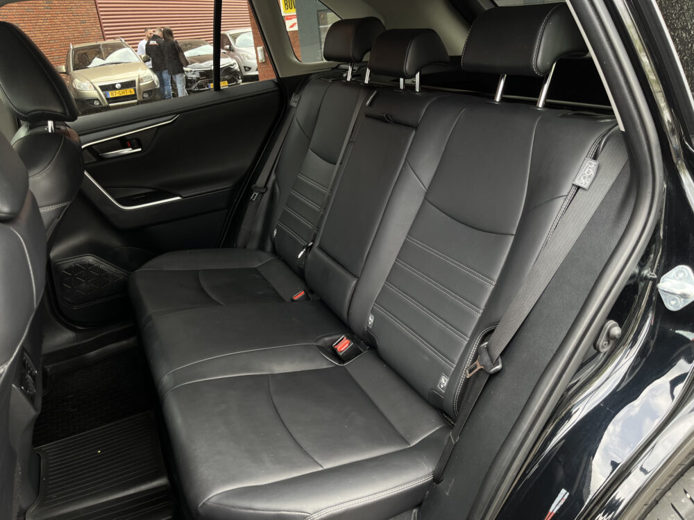 Toyota RAV4 2.5 Hybrid Business Plus // TREKHAAK // ADAPT. CRUISE // ELEK. ACHTERKLEP + STOEL // LEDER // STUUR+STOELVERWARMING // CAMERA // 19