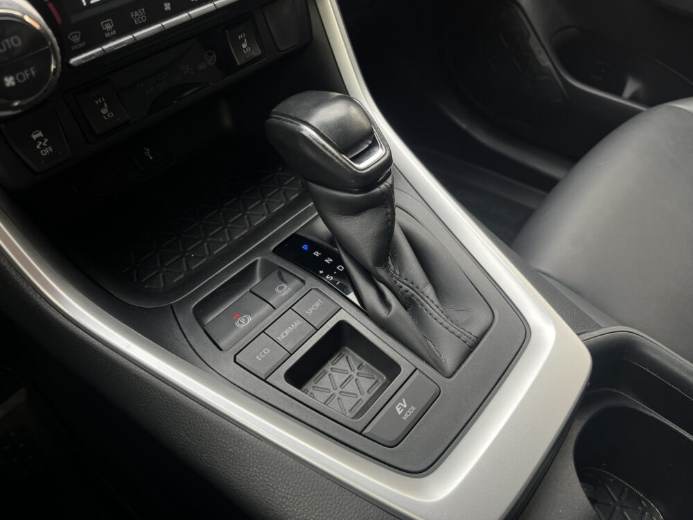 Toyota RAV4 2.5 Hybrid Business Plus // TREKHAAK // ADAPT. CRUISE // ELEK. ACHTERKLEP + STOEL // LEDER // STUUR+STOELVERWARMING // CAMERA // 28