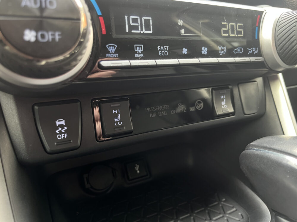 Toyota RAV4 2.5 Hybrid Business Plus // TREKHAAK // ADAPT. CRUISE // ELEK. ACHTERKLEP + STOEL // LEDER // STUUR+STOELVERWARMING // CAMERA // 30