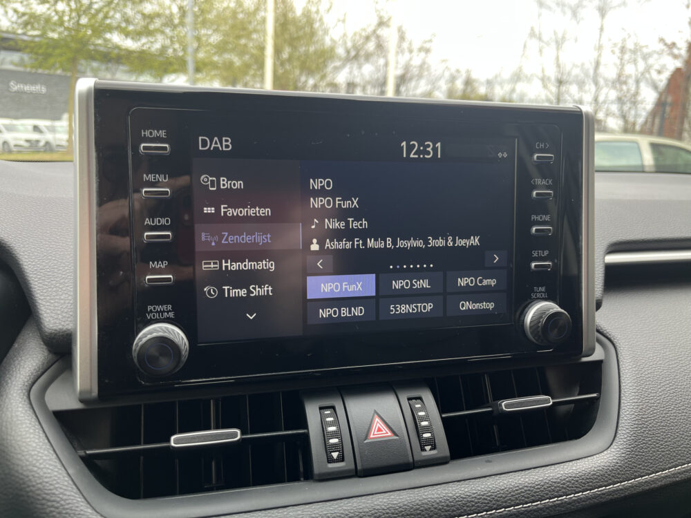 Toyota RAV4 2.5 Hybrid Business Plus // TREKHAAK // ADAPT. CRUISE // ELEK. ACHTERKLEP + STOEL // LEDER // STUUR+STOELVERWARMING // CAMERA // 32