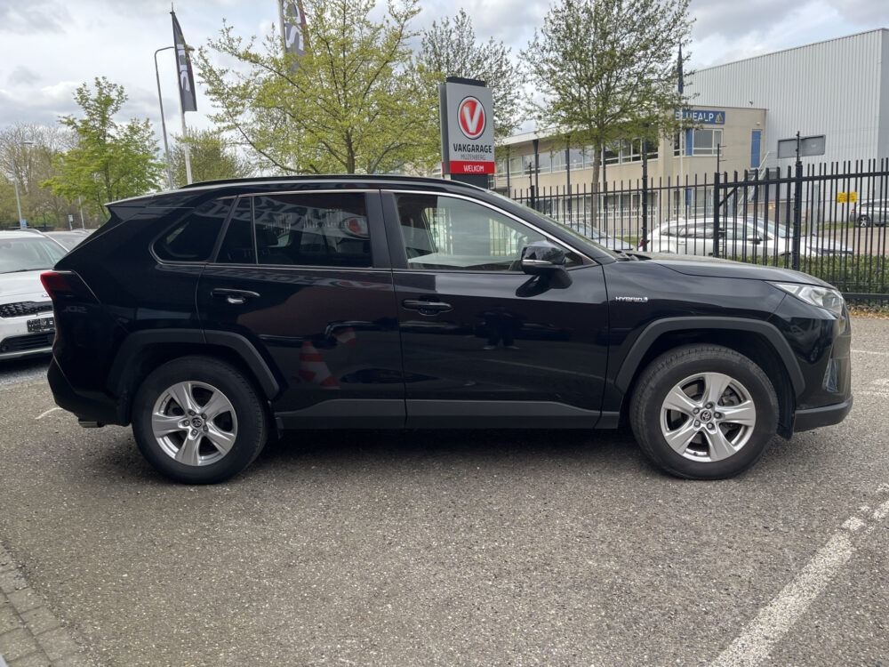 Toyota RAV4 2.5 Hybrid Business Plus // TREKHAAK // ADAPT. CRUISE // ELEK. ACHTERKLEP + STOEL // LEDER // STUUR+STOELVERWARMING // CAMERA // 6