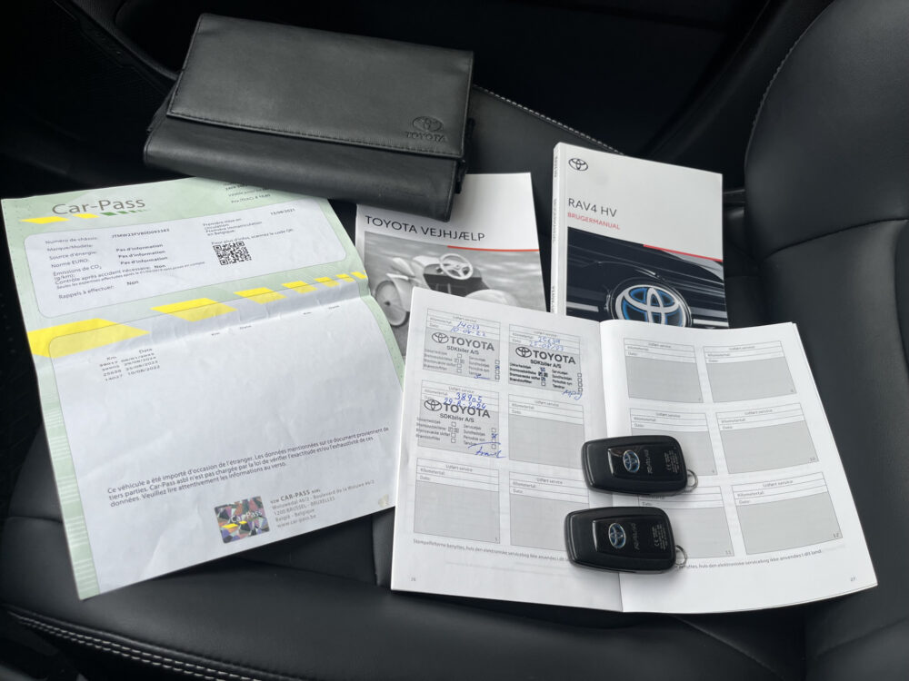 Toyota RAV4 2.5 Hybrid Business Plus // TREKHAAK // ADAPT. CRUISE // ELEK. ACHTERKLEP + STOEL // LEDER // STUUR+STOELVERWARMING // CAMERA // 9