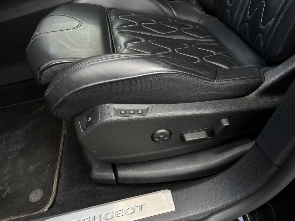 Peugeot 3008 1.2 Turbo GT Line // LEDER // ELEK. STOEL+GEHEUGEN // DODEHOEK // 360 CAMERA // CRUISE // NAVI+CARPLAY // KEYLESS // 16