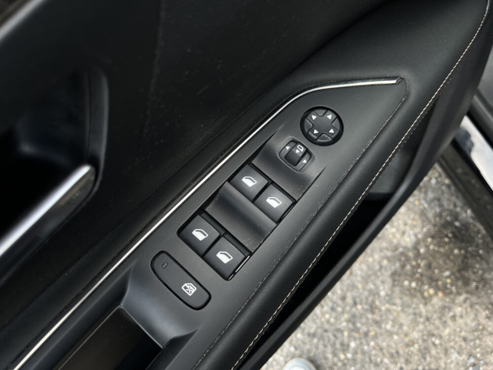 Peugeot 3008 1.2 Turbo GT Line // LEDER // ELEK. STOEL+GEHEUGEN // DODEHOEK // 360 CAMERA // CRUISE // NAVI+CARPLAY // KEYLESS // 19