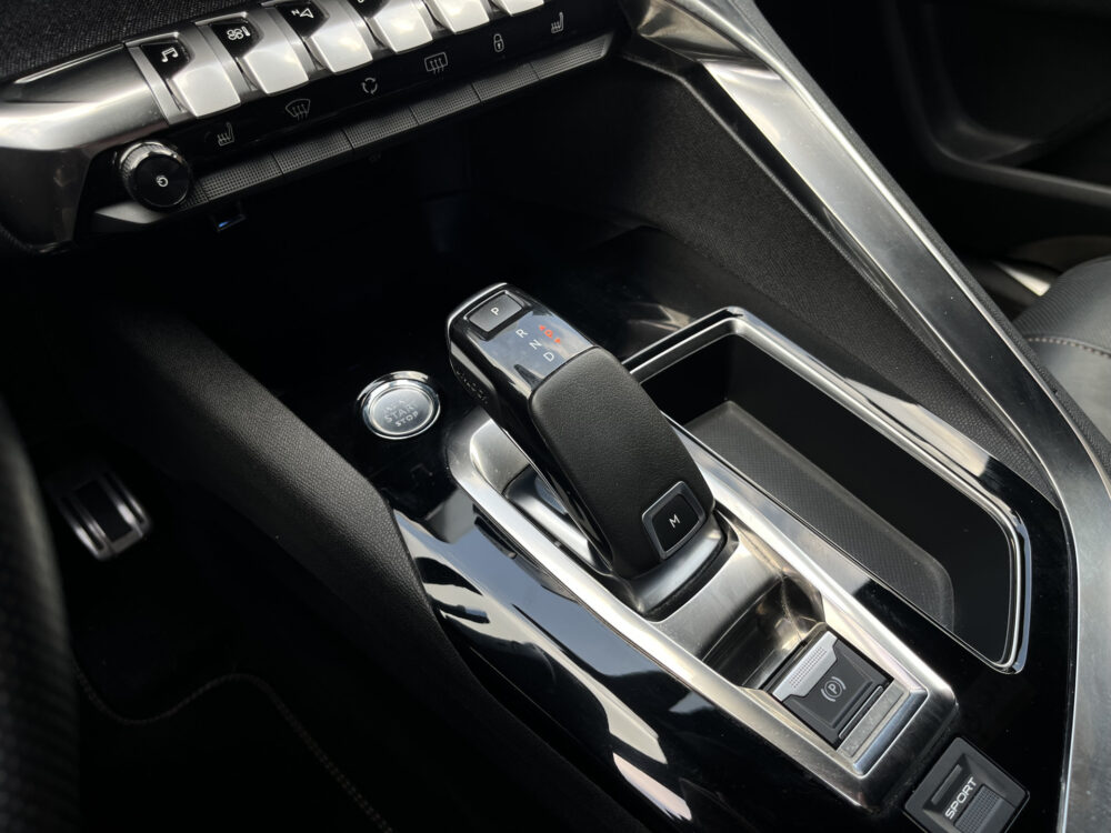 Peugeot 3008 1.2 Turbo GT Line // LEDER // ELEK. STOEL+GEHEUGEN // DODEHOEK // 360 CAMERA // CRUISE // NAVI+CARPLAY // KEYLESS // 23