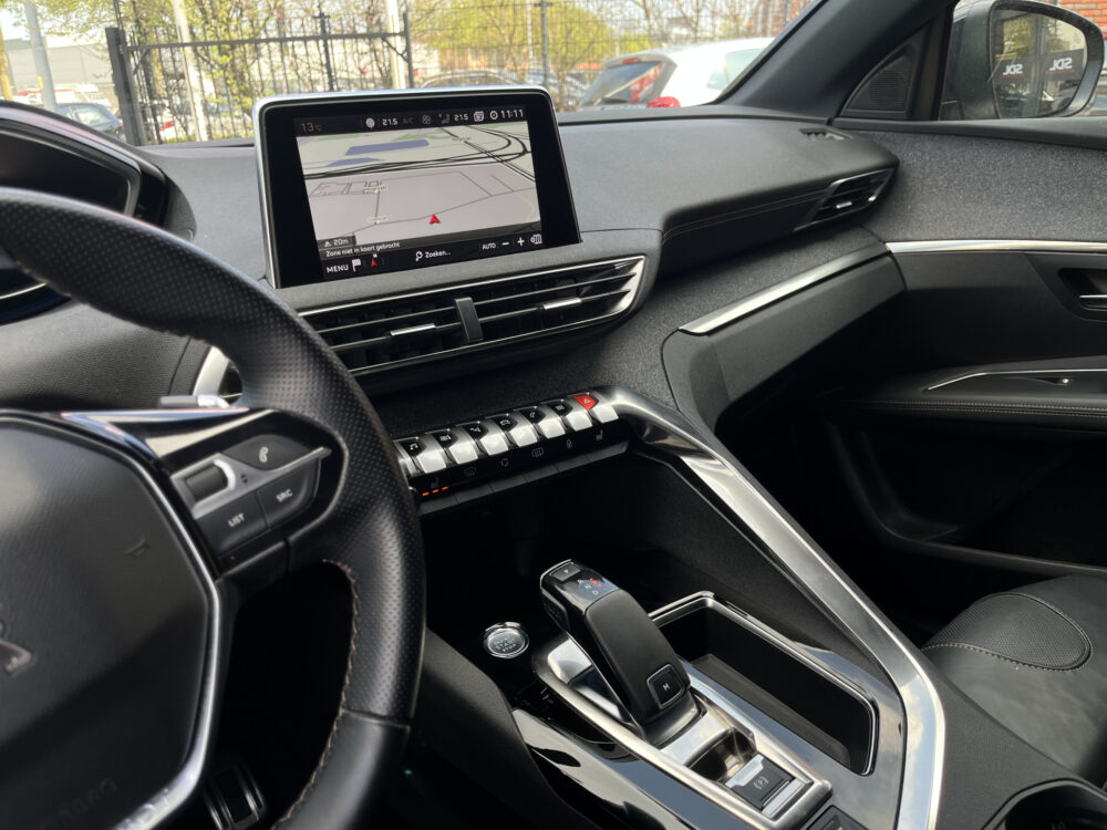 Peugeot 3008 1.2 Turbo GT Line // LEDER // ELEK. STOEL+GEHEUGEN // DODEHOEK // 360 CAMERA // CRUISE // NAVI+CARPLAY // KEYLESS // 35